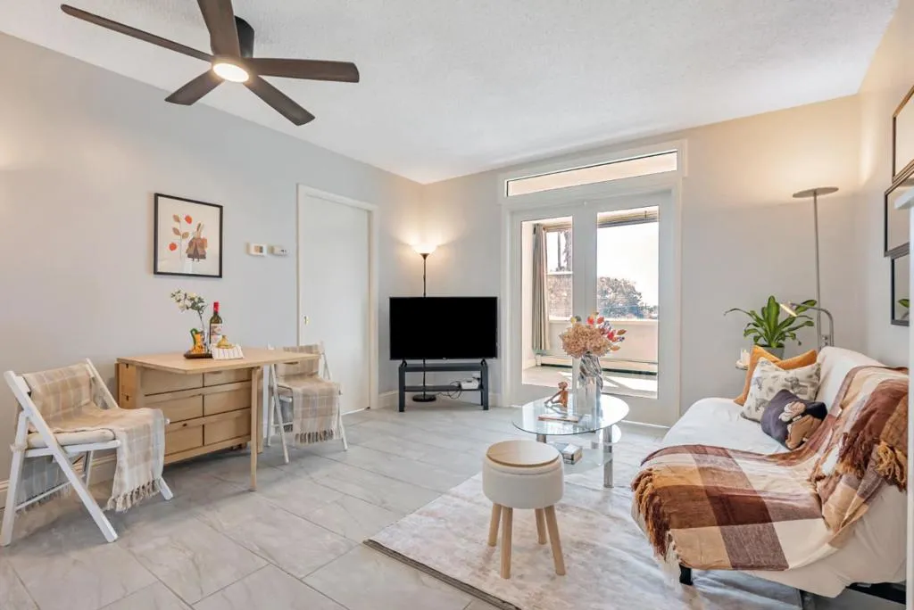 Cozy Living/Dining Area