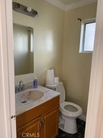 downstairs 1/2 bath