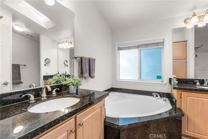 Dual sinks and granite counters
