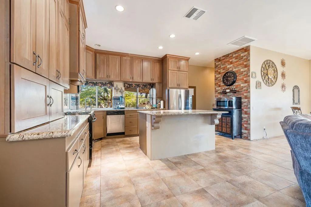22950 Henry Road, Desert Hot Springs, California 92241 home-pic-11