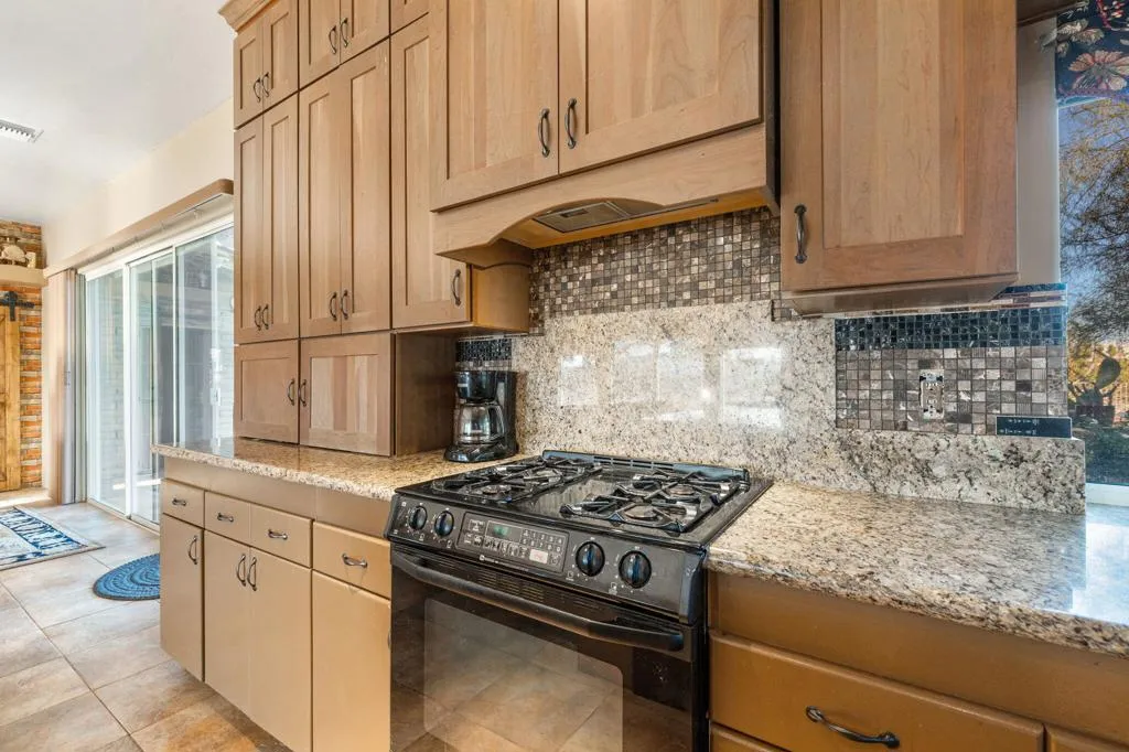 22950 Henry Road, Desert Hot Springs, California 92241 home-pic-10