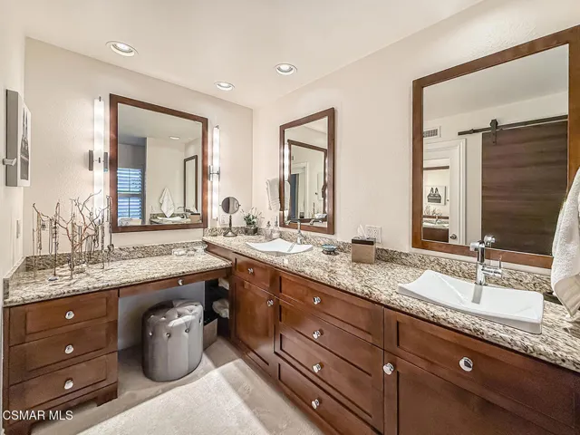 iPrimary Bedroom Suite6