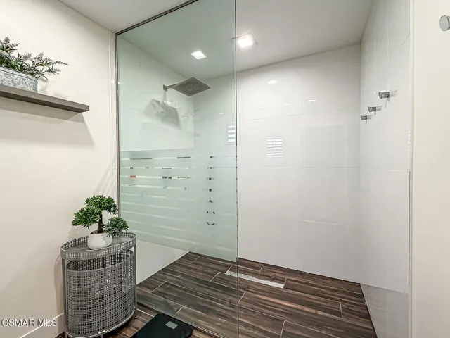 iPrimary Bedroom Suite8