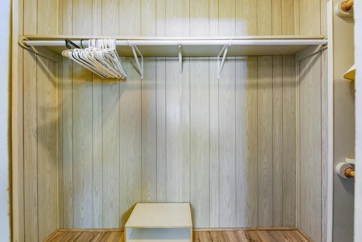 27 MASTER CLOSET MLS