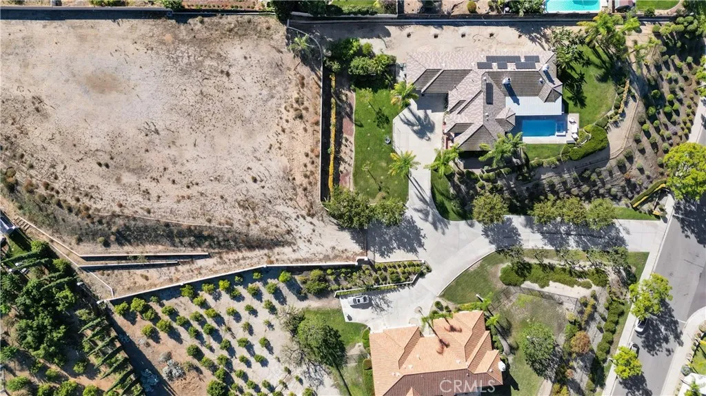 Prime lot, private driveway to city maintained street