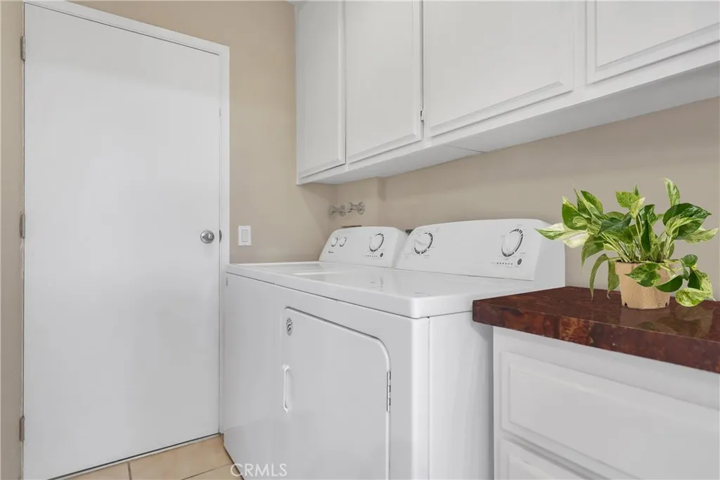Laundry direct access to 3 car garage