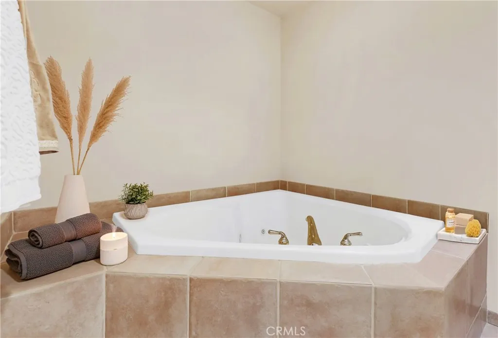 Primary tub with warm bubbly jets.