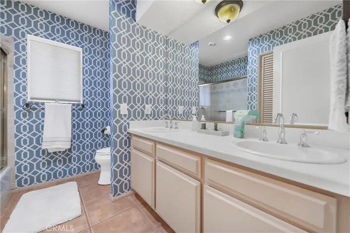 Shared bath with dual sinks