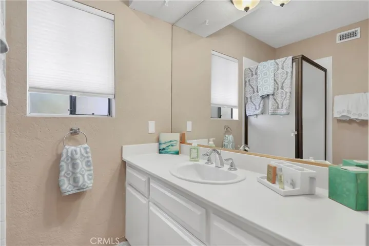 Shared bath with dual sinks