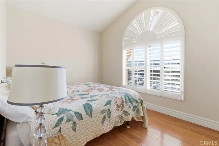 large bedrooms with walk closet