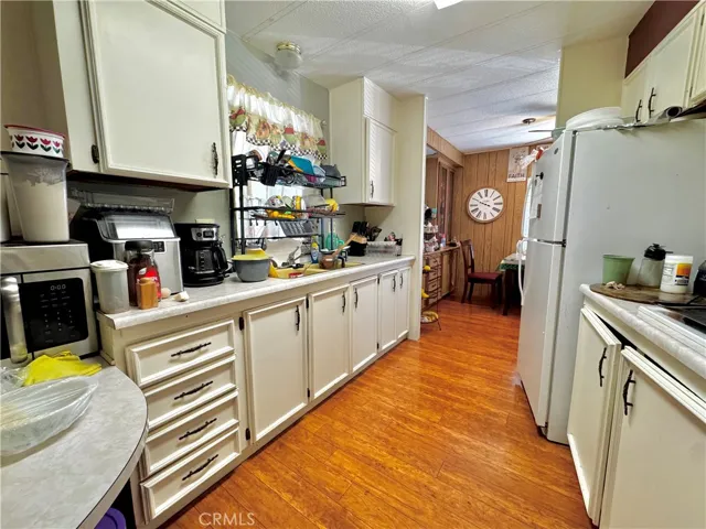 Nice Kitchen with Lots of Storage Space!
