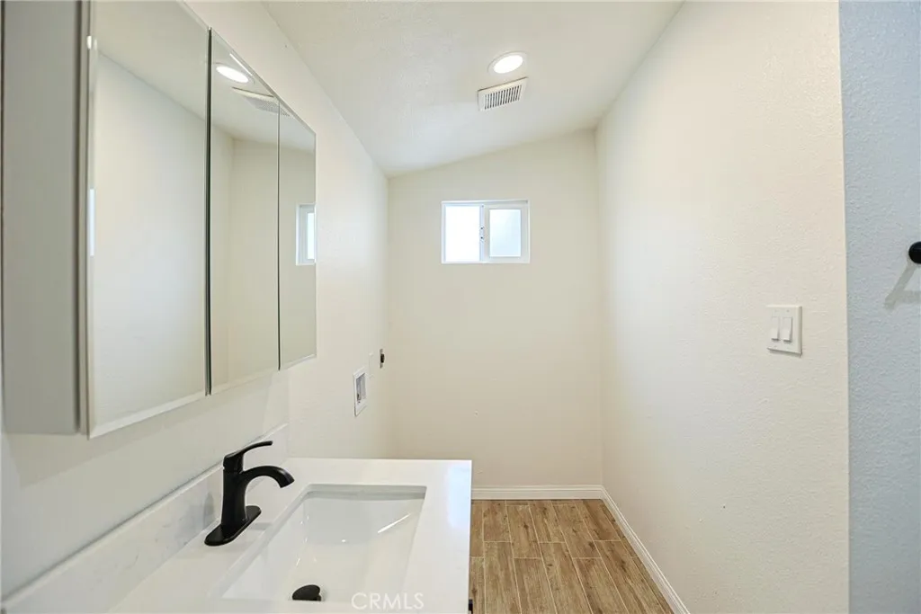 122 N Bewley Street, Santa Ana, California 92703 home-pic-27