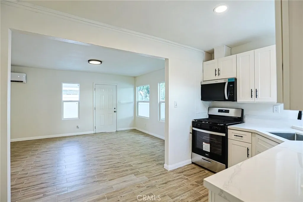 122 N Bewley Street, Santa Ana, California 92703 home-pic-20