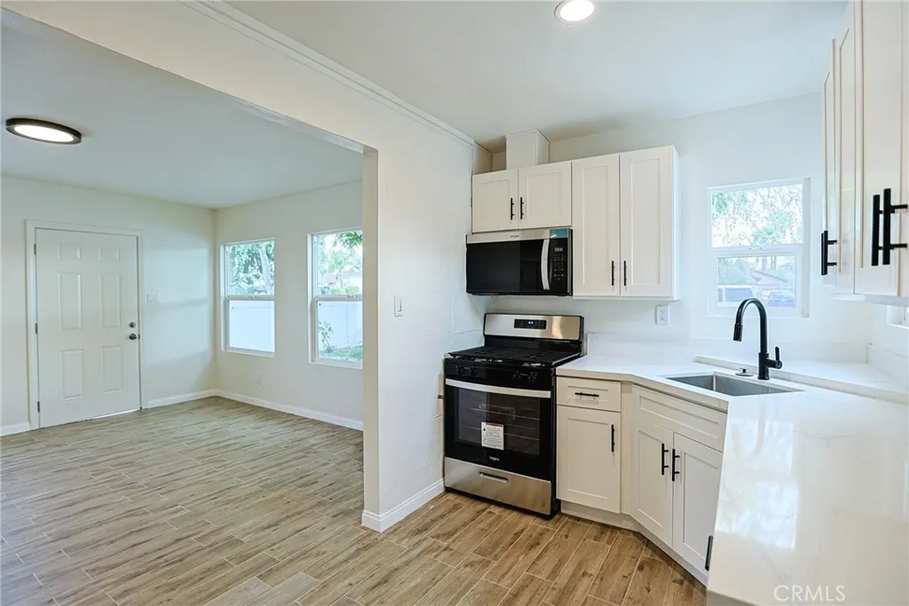 122 N Bewley Street, Santa Ana, California 92703 home-pic-18