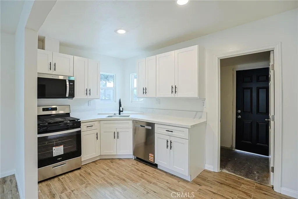122 N Bewley Street, Santa Ana, California 92703 home-pic-16