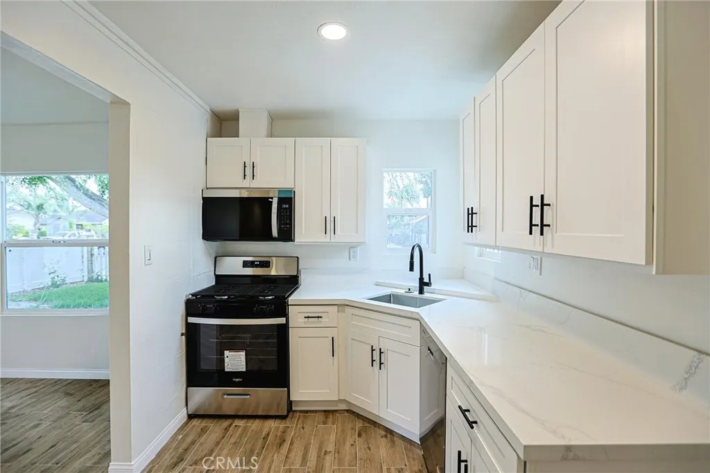 122 N Bewley Street, Santa Ana, California 92703 home-pic-17