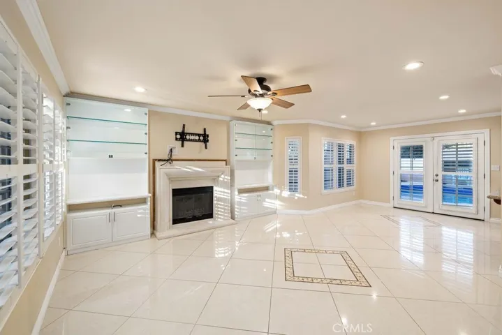 Large family room and breakfast nook