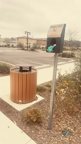 Dog bags and trush cans for thouse dog walks