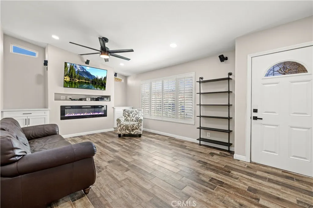 24305 Cheryl Kelton Place, Newhall, California 91321 home-pic-4