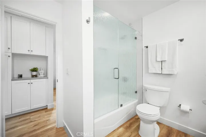 Upper Unit Bath