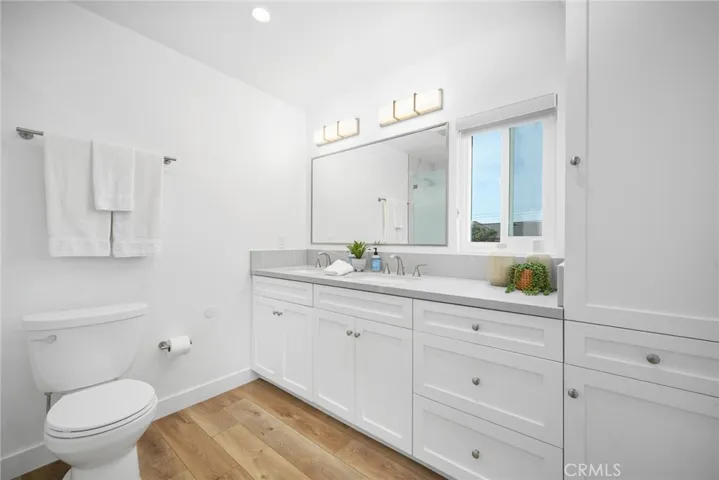Upper Unit Bath w/ Double Vanity