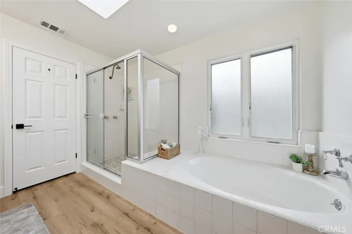 En suite primary bathroom