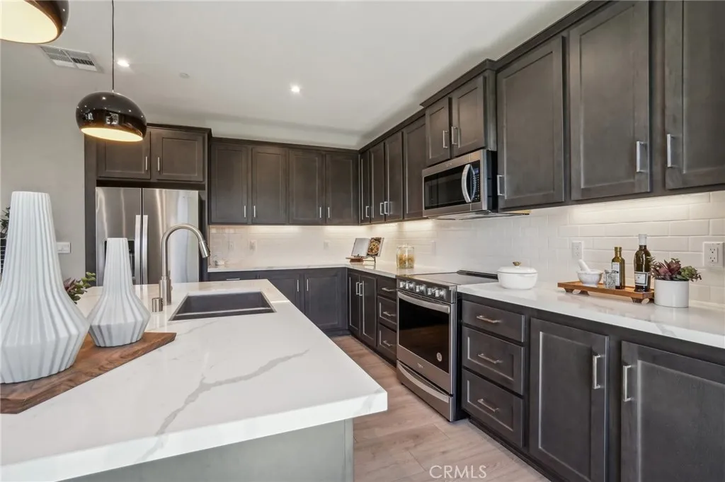 6341 Sierra Vista Lane, Fontana, California 92336 home-pic-8