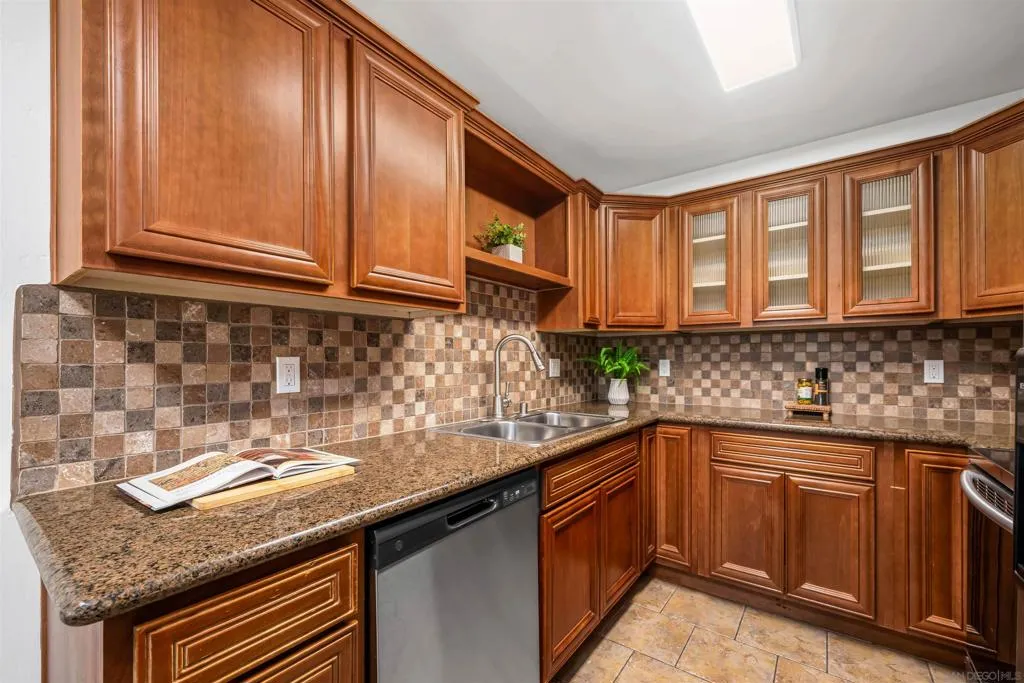 1030 Robinson Ave 111, San Diego, California 92103 home-pic-16
