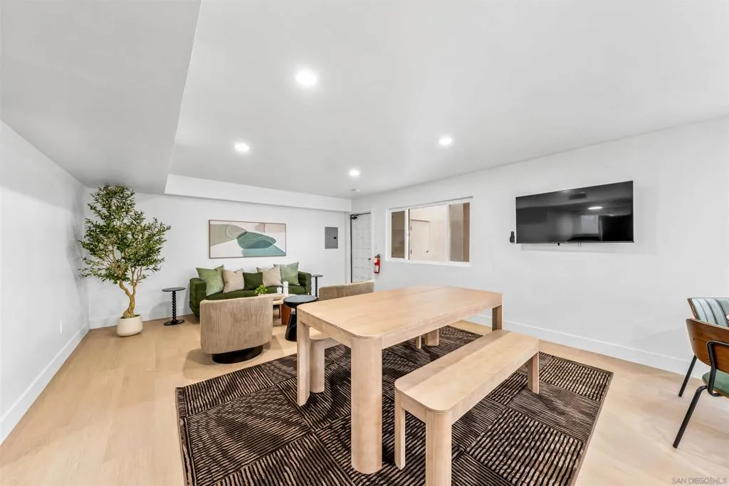 1030 Robinson Ave 111, San Diego, California 92103 home-pic-33