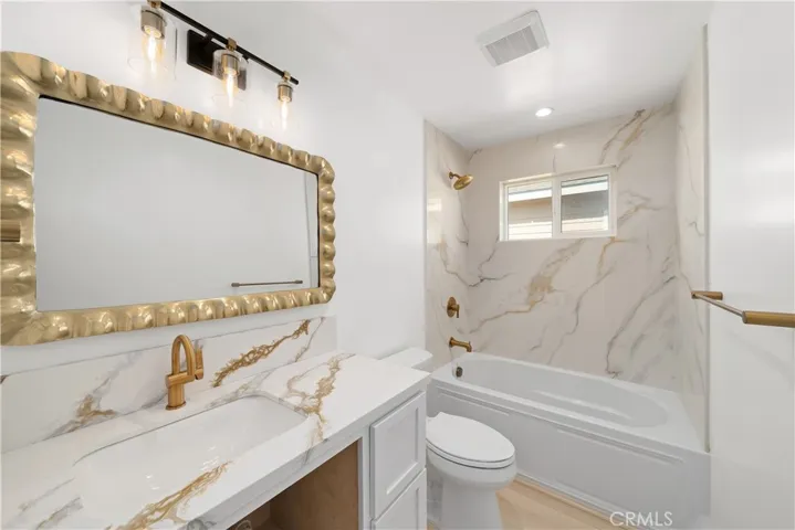 Upstairs guest bath
