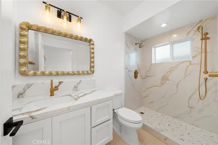 Downstairs en suite bath