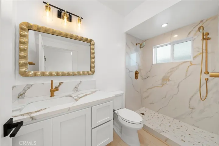 Downstairs en suite bath