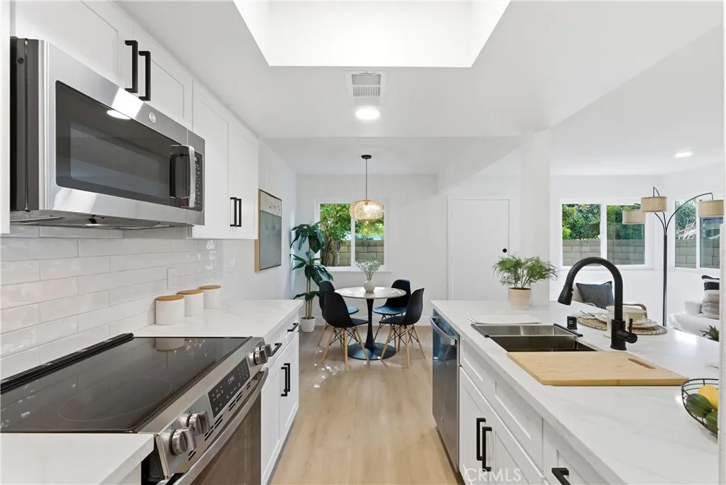 16395 Del Oro Circle, Huntington Beach, California 92649 home-pic-13