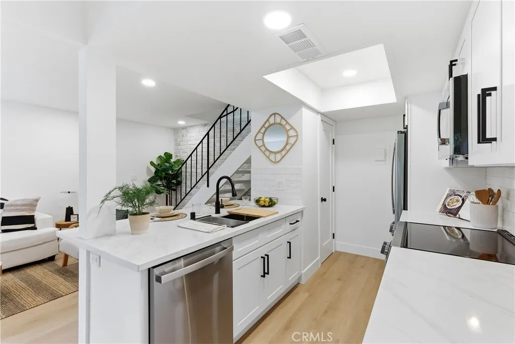 16395 Del Oro Circle, Huntington Beach, California 92649 home-pic-11