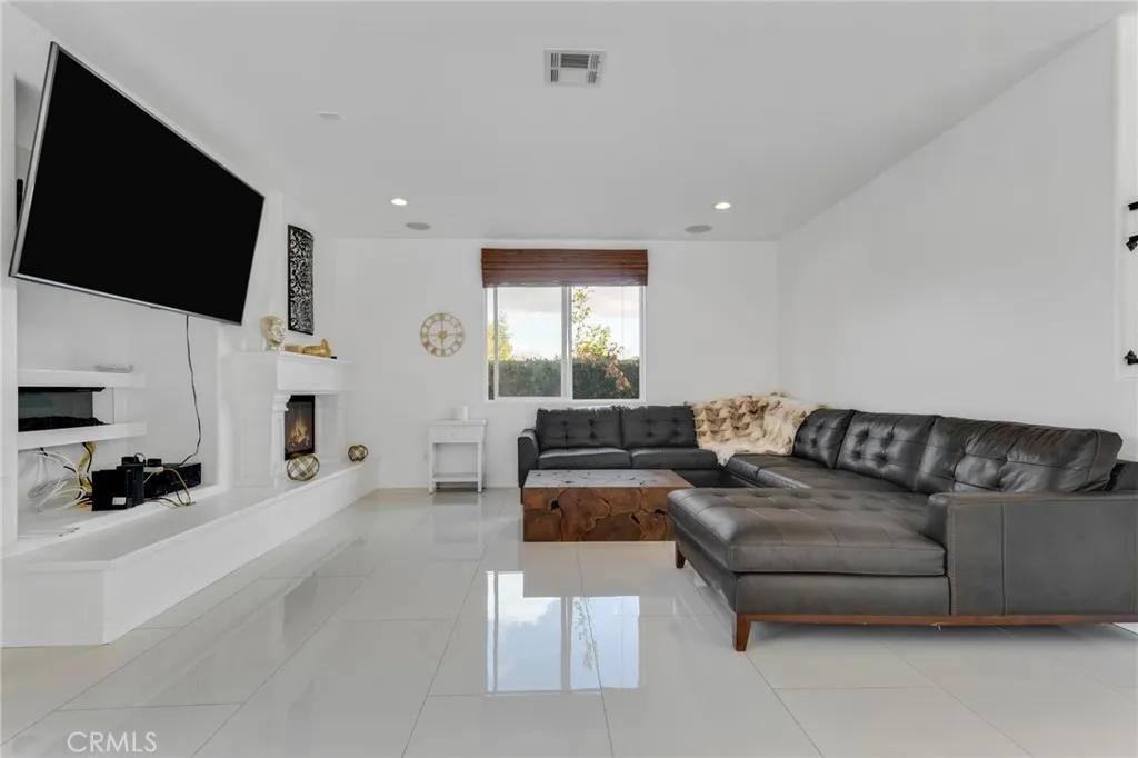 6997 Sale Avenue, West Hills, California 91307 home-pic-17