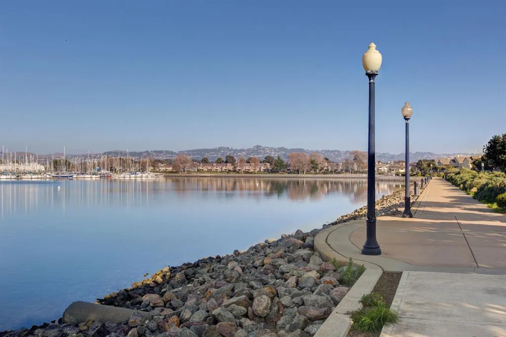 79 Lakeshore Ct, Richmond, California 94804 home-pic-41