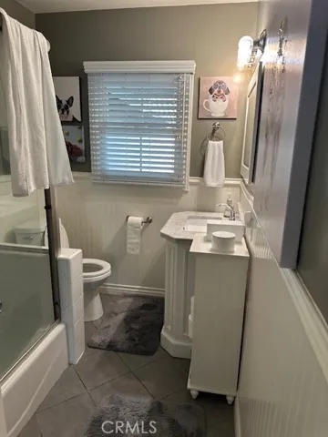 Full bath off of hallway