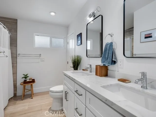 Master/Hall bathroom