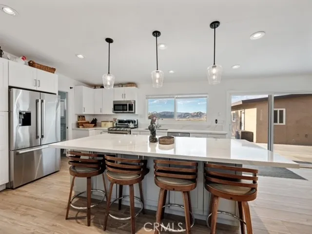 Large quartz counter for entertaining