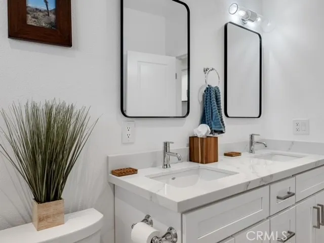 Primary/hallway bathroom