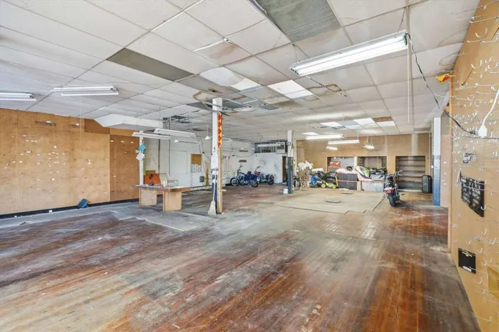 Miscellaneous room with a drop ceiling