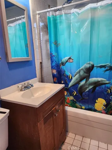 2nd unit bathroom