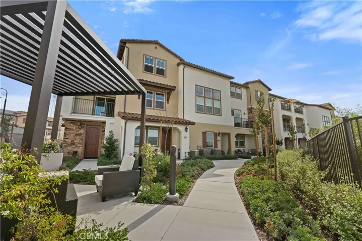 Community Sitting area to relax and enjoy the view