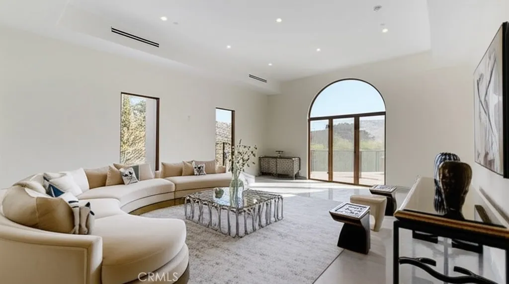 10521 Mary Bell Avenue, Shadow Hills, California 91040 home-pic-13