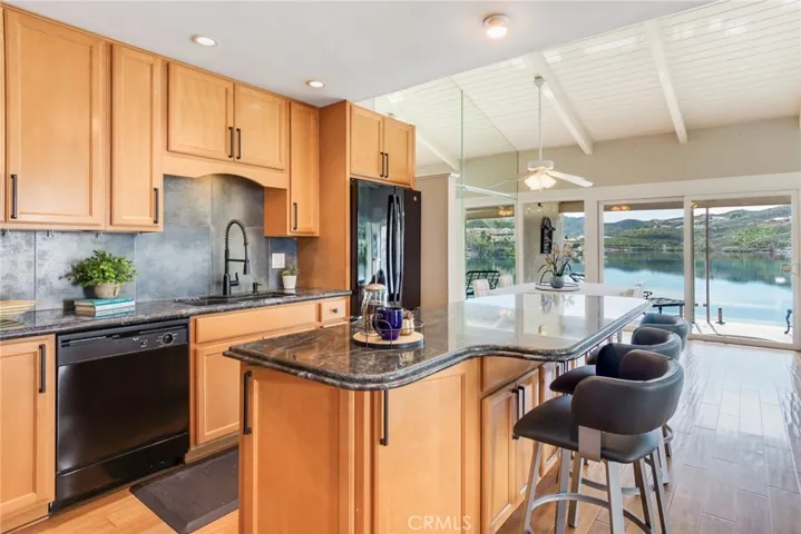 Kitchen with large island