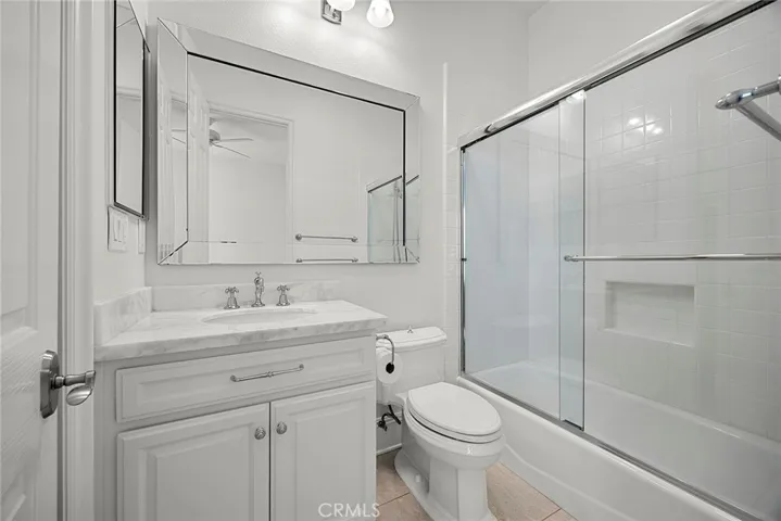 En-suite Bathroom with Shower & Tub