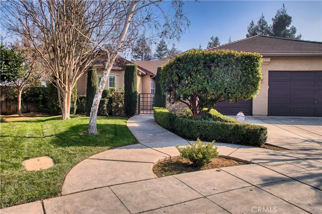 6009 W Goux, Fresno, California 93722 home-pic-2