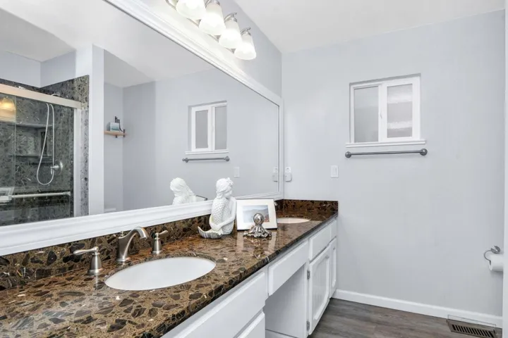 En Suite with Dual Sinks