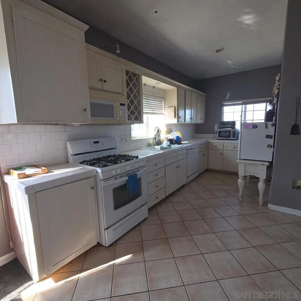 570 Emory Street B, Imperial Beach, California 91932 home-pic-1