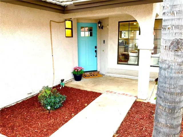 INVITING FRONT DOOR ENTRY WITH KEYLESS ENTRY